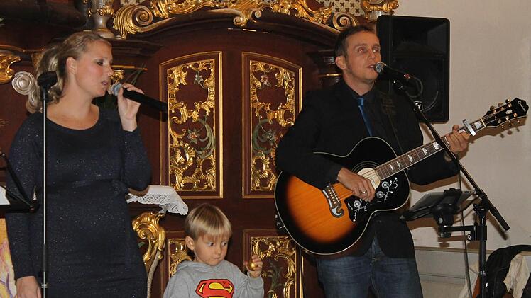 Auch der Sohn von Hannes und Nicole durfte bei einem Lied den Takt angeben.  Foto: Janina Reuter