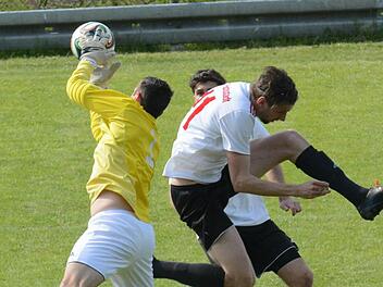 Immerhin zweimal konnten die Fuchsstädter um Florian Thurn (verdeckt), und Johannes Feser den Gerolzhöfer Keeper Fabian Weingärtner bezwingen. Punkte gab es gegen die Steigerwald-Kicker aber keine.  Foto: ssp