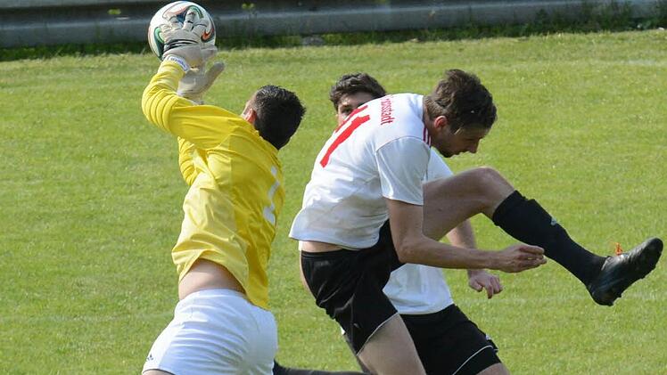 Immerhin zweimal konnten die Fuchsstädter um Florian Thurn (verdeckt), und Johannes Feser den Gerolzhöfer Keeper Fabian Weingärtner bezwingen. Punkte gab es gegen die Steigerwald-Kicker aber keine.  Foto: ssp