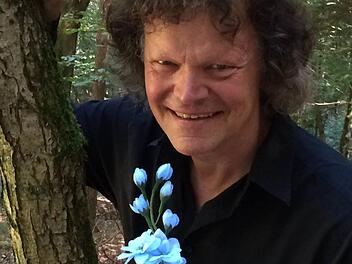 Martin Neubauer mit der blauen Blume als Inbegriff des Romantischen schlechthin Foto: pr
