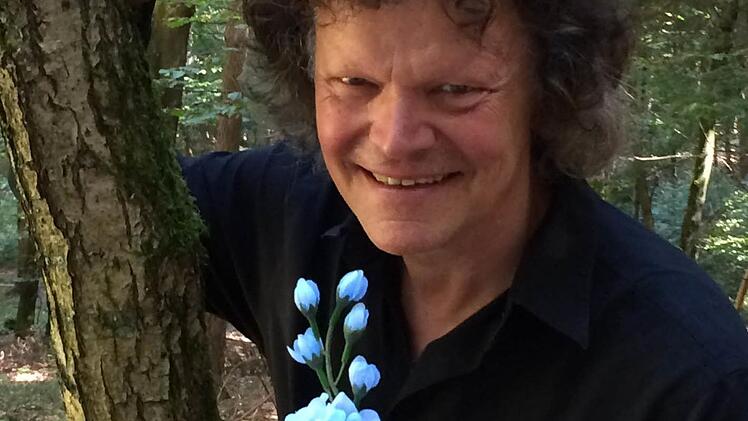 Martin Neubauer mit der blauen Blume als Inbegriff des Romantischen schlechthin Foto: pr