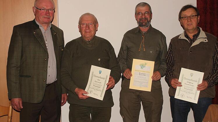 Für ihre langjährige Treue zum Verband wurden geehrt (von links) Kreisvorsitzender Helmut Sieghörtner, Dieter Baiersdorfer, Rainer Hertel und Wolfgang Brandenburger.