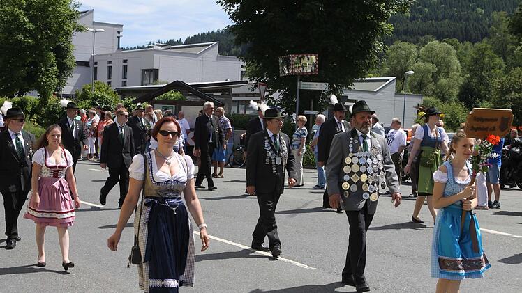 Impressionen vom Schützenumzug in Wallenfels. Foto: Michael Wunder
