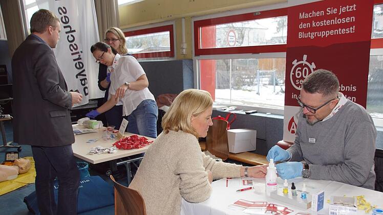 Auch Schulleiterin Heidrun Görtler (vorne) und ihr Stellvertreter Jochen Brüggemann (hinten stehend) nutzten die Angebote der Gesundheitsmesse und waren beeindruckt vom Projekt der kaufmännischen Azubis.Weinbeer