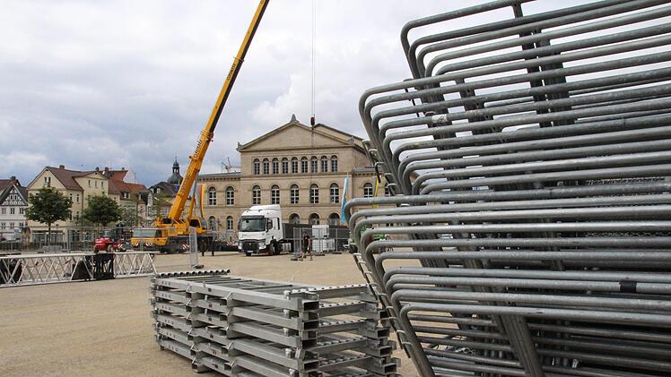 Neben der Bühne müssen auch Absperrungen aufgebaut werden, die bald den ganzen Schlossplatz einzäunen werden. Insgesamt arbeiten 16 Personen am Aufbau.Foto: Svenja Sollmann
