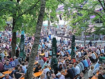Am Mittwochabend waren die Keller im Weihersbach voll besetzt. Garanten für den Erfolg: "Motion Sound" und das gute Wetter.  Foto: herzolife