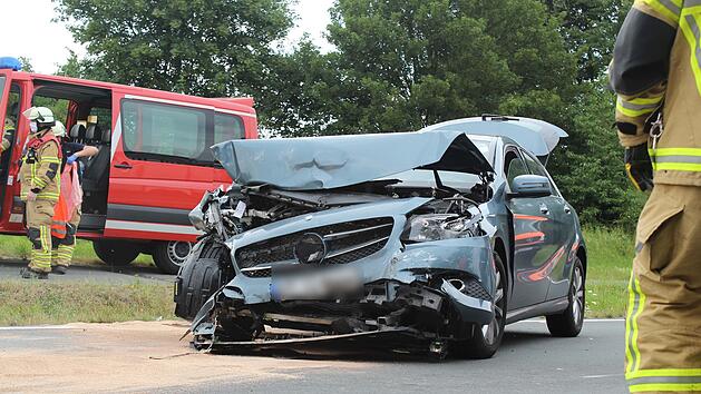 In Gegenverkehr geraten: Auto kollidiert mit entgegenkommenden Bus