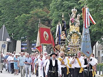 Der Prozession vorangetragen wurde die große Marienstatue aus der Martinskirche, hier am Streckerplatz. Handwerkszünfte waren mit Fahnenabordnungen vertreten.