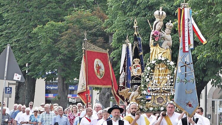 Der Prozession vorangetragen wurde die große Marienstatue aus der Martinskirche, hier am Streckerplatz. Handwerkszünfte waren mit Fahnenabordnungen vertreten.