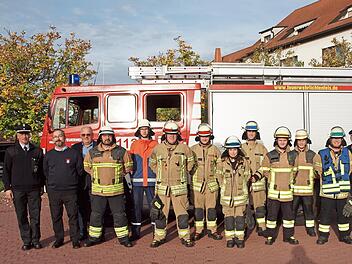 Die erfolgreichen Absolventen mit Alexander Klose, Kommandant Andreas Lehe und Feuerwehrreferent Otto Dinkel (v. li.)