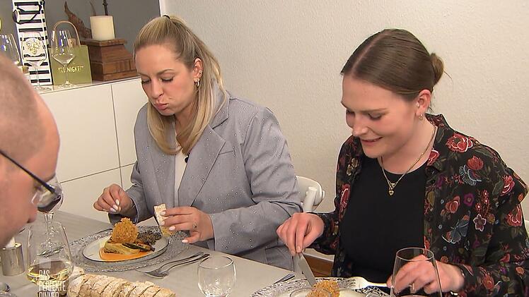 Jenny (l.) liebt Axels Vorspeise ("10 von 10"), auch Caro schmeckt sie vorzüglich.
