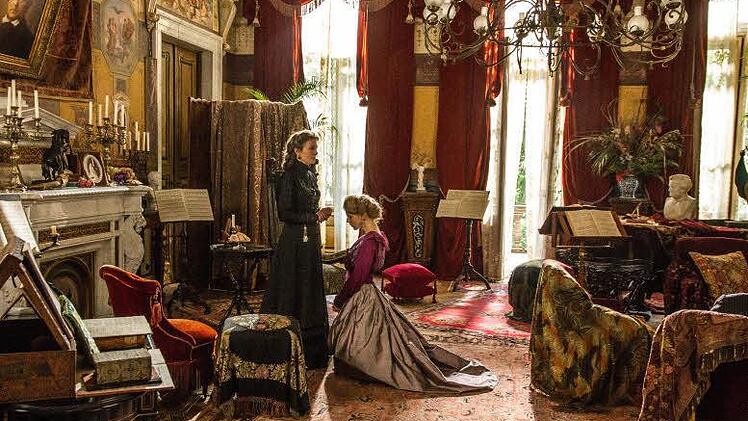 Cosima Wagner und ihre Tochter Isolde (Petra Schmidt-Schaller) im Wahnfried-Salon und in einer Pose, die vielen bekannt vorkommen dürfte.