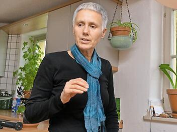 Die Küche ist bei Helga Bieberstein der zentrale Ort im Haus, wo sie kocht, debattiert und Familie um sich hat. Fotos: Ronald Rinklef