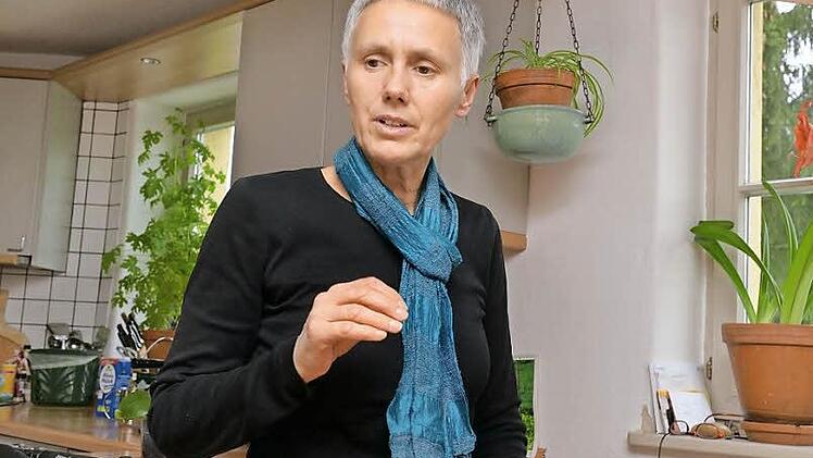 Die Küche ist bei Helga Bieberstein der zentrale Ort im Haus, wo sie kocht, debattiert und Familie um sich hat. Fotos: Ronald Rinklef