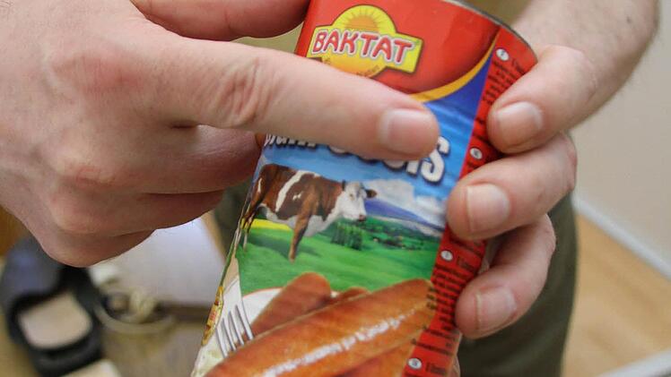 Das Handyversteck in der Wurstdose ist fast perfekt.