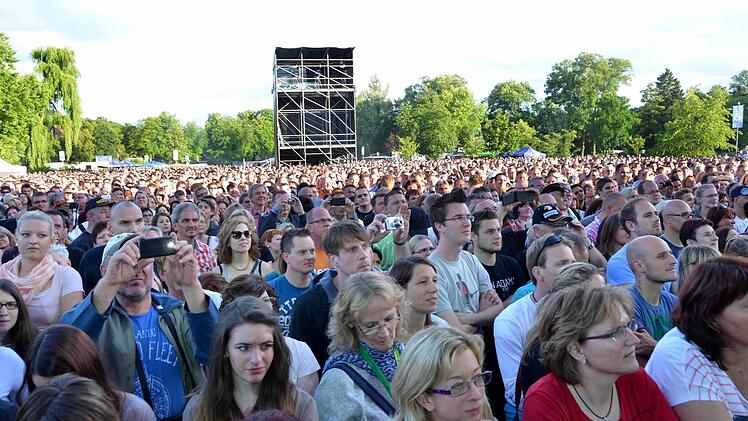 Rund 10 000 Zuschauer kamen zum Konzert mit Bryan Adams in Bad Kissingen Foto: Peter Rauch
