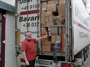 Pfarrer Bogdan Puszkar ist dankbar, dass der bis auf den letzten Zentimeter vollgepackte Lkw nun in die Ukraine geschickt werden kann. Foto: Marion Krüger-Hundrup