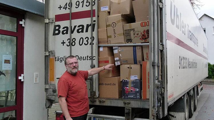 Pfarrer Bogdan Puszkar ist dankbar, dass der bis auf den letzten Zentimeter vollgepackte Lkw nun in die Ukraine geschickt werden kann. Foto: Marion Krüger-Hundrup