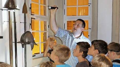 Björn Hein führt die Kinder durchs Schloss.  Foto: Nadine Bötsch