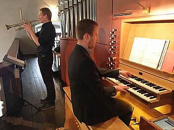 Kirchenmusiker Ralf Hofmann an der Orgel und Matthias Zirngibl an der Trompete spielten in Zeil festliche Musik. Foto: Roland Mayer