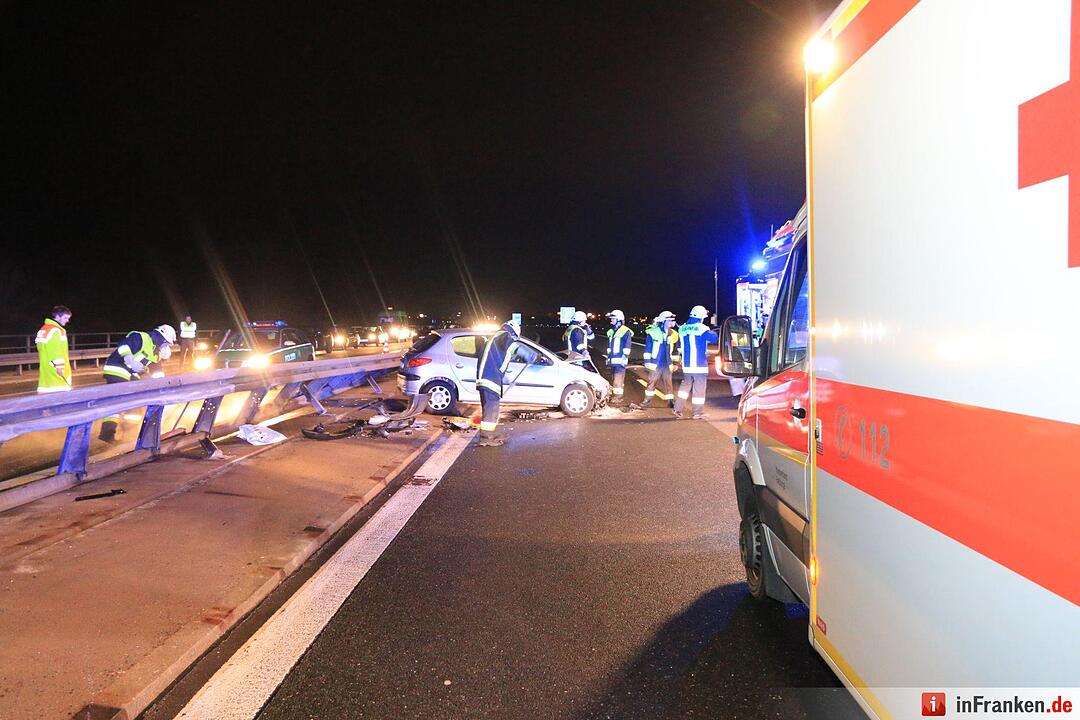 Autos kollidieren auf der A70 bei Hallstadt