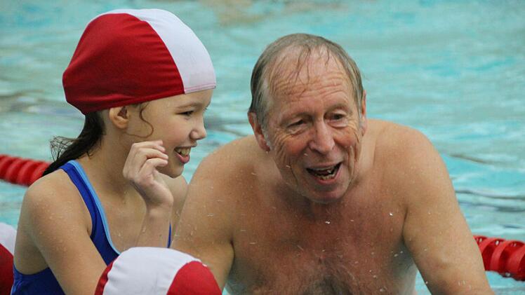 Schwimmlehrer Norbert Klodwig mit Julia Foto: Benedikt Borst