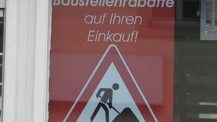 Not macht erfinderisch. Im Schuhgeschäft Sesselmann gibt es einen Baustellen-Rabatt.