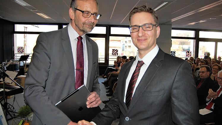 Karlheinz Lamprecht (links), Ministerialbeauftragter für die Realschulen in Unterfranken, gratuliert Torsten Stein zur neuen Position als Bad Kissingen Realschuldirektor Foto: Sigismund von Dobschütz