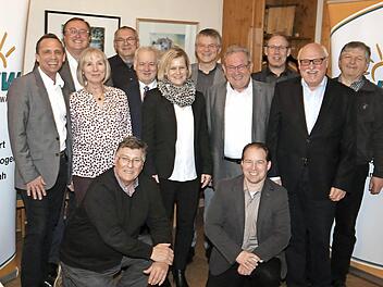 Die Verantwortlichen sind guten Mutes: (v. l.) Thorsten Glauber, Manfred Hümmer, Renate Krause, Theobald Messingschlager, Rudolf Braun, Daniela Saiko, Stefan Dobler, Franz Schmidtlein, Matthias Kern, Karl Germeroth, Rainer Polster; kniend: Karl Heinz Wirth und Peter Münch  Foto: Franz Galster