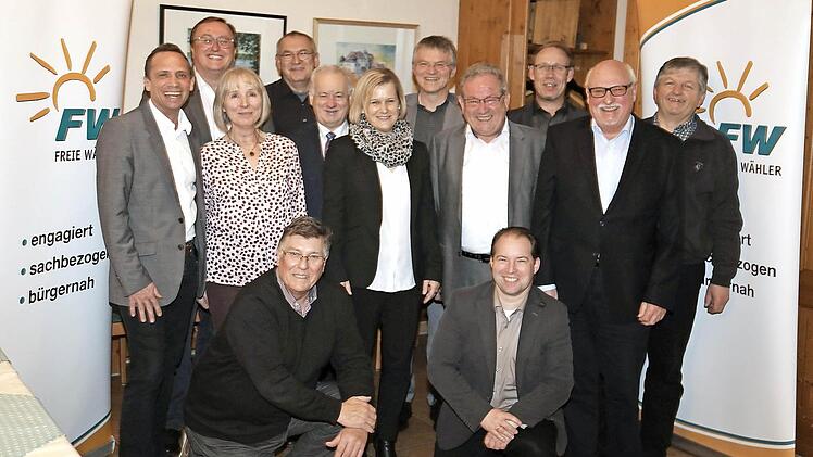 Die Verantwortlichen sind guten Mutes: (v. l.) Thorsten Glauber, Manfred Hümmer, Renate Krause, Theobald Messingschlager, Rudolf Braun, Daniela Saiko, Stefan Dobler, Franz Schmidtlein, Matthias Kern, Karl Germeroth, Rainer Polster; kniend: Karl Heinz Wirth und Peter Münch  Foto: Franz Galster