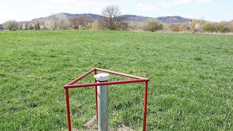 Nur die rot markierten Grundwassermessstellen am Unteranger deuten darauf hin, dass dies keine ganz normale Wiese ist. Foto: Ramona Popp
