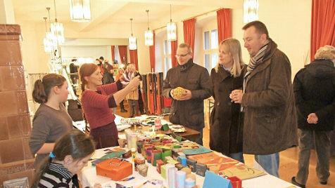 In Bischofsheim verwandelt sich das Rentamt wieder in einen stimmungsvollen Adventsmarkt. Foto: Archiv/Marion Eckert
