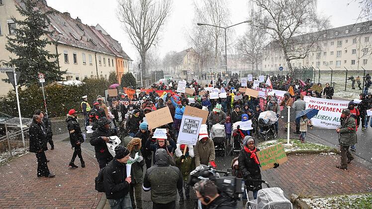 100 bis 150 Demonstranten zogen von der Aufnahmeeinrichtung im Bamberger Osten zum Maxplatz, um gegen die aus ihrer Sicht unmenschliche Unterbringung zu demonstrieren. Foto: Ronald Rinklef