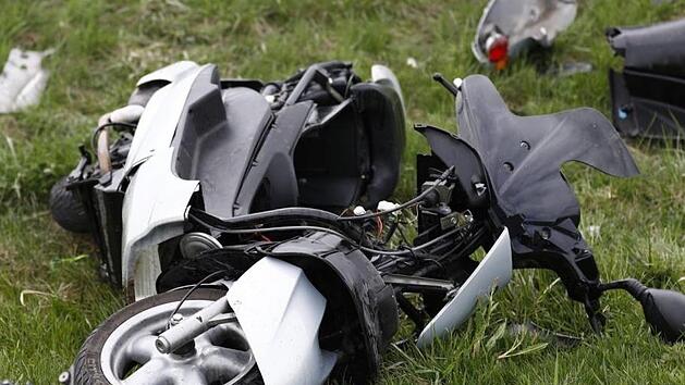 Bei einem Unfall im Kreis Ansbach kam am Donnerstag ein 75-j&auml;hriger Mann ums Leben. Ein Pkw erfasste den 75-j&auml;hrigen Rollerfahrer beim &Uuml;berholen. Foto: NEWS5 / Goppelt