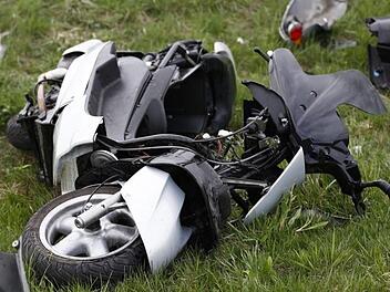 Bei einem Unfall im Kreis Ansbach kam am Donnerstag ein 75-j&auml;hriger Mann ums Leben. Ein Pkw erfasste den 75-j&auml;hrigen Rollerfahrer beim &Uuml;berholen. Foto: NEWS5 / Goppelt