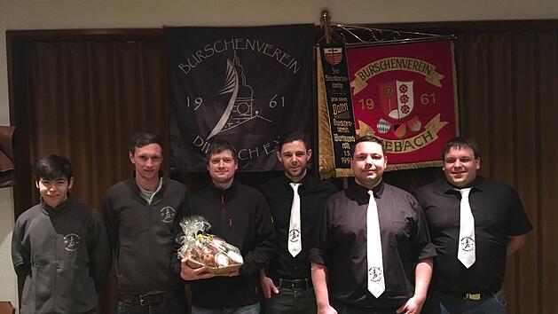 Der Vorstand des Burschenvereins Diebach: Mika Schaub (neuer Beisitzer), Patrick Schmähling (neuer Beisitzer), Tino Fachinger (ehemaliges Vorstandsmitglied), Florian Borst (2. Vorstand), René Piper (3. Vor-stand), Dennis Stolz (1. Vorstand).  Foto: Florian Ullrich