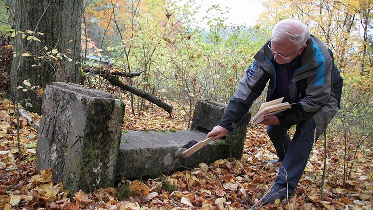 Vor sechs Jahren fand der damalige Kreisheimatpfleger Bertram Becker die alte Meilenbank wieder. Einheimische wussten, wo sie sie stand. Dann war sie verschwunden, jetzt ist sie aber wieder in Hammelburg aufgetaucht. Archiv/Thomas Malz