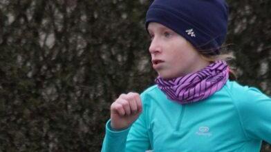 Andrieta Winterstein vom SC Mengersreuth  gewann den Schülerlauf über die 1000 Meter  bei den Mädchen, dicht gefolgt von ihrer Zwillingsschwester Ekatarina. Foto: Mario Deller