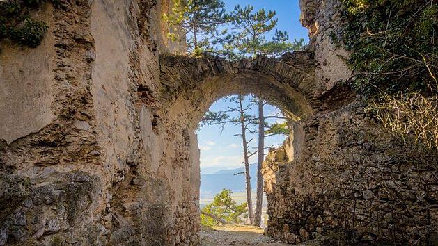 Die malerische Ruine Brandenburg liegt auf einem der Vorberge des Thüringer Waldes in der Röhn bei Lauchröden. Symboldbild: Fotoworkshop4You / pixabay.com