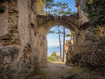 Die malerische Ruine Brandenburg liegt auf einem der Vorberge des Thüringer Waldes in der Röhn bei Lauchröden. Symboldbild: Fotoworkshop4You / pixabay.com