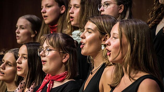 Sehr überzeugende Leistungen boten die Chöre und Instrumentalensembles des Gymnasiums Albertinum bei der sommerlichen Serenade vor zahlreichen Zuhörern im Coburger Kongresshaus Rosengarten.Foto: Jochen Berger