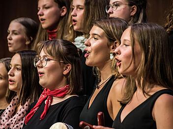Sehr überzeugende Leistungen boten die Chöre und Instrumentalensembles des Gymnasiums Albertinum bei der sommerlichen Serenade vor zahlreichen Zuhörern im Coburger Kongresshaus Rosengarten.Foto: Jochen Berger