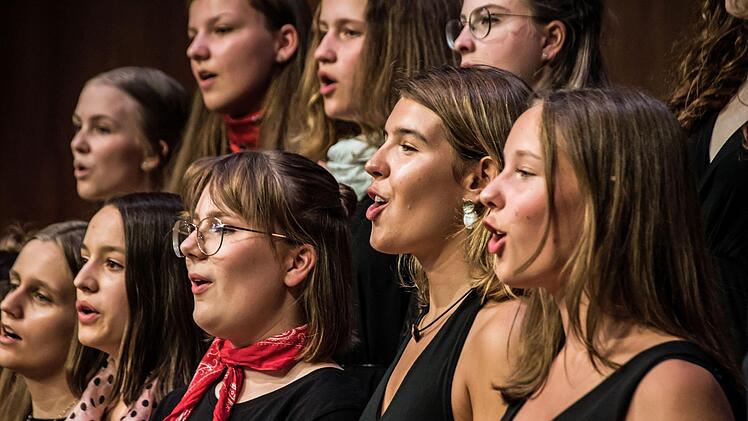 Sehr überzeugende Leistungen boten die Chöre und Instrumentalensembles des Gymnasiums Albertinum bei der sommerlichen Serenade vor zahlreichen Zuhörern im Coburger Kongresshaus Rosengarten.Foto: Jochen Berger