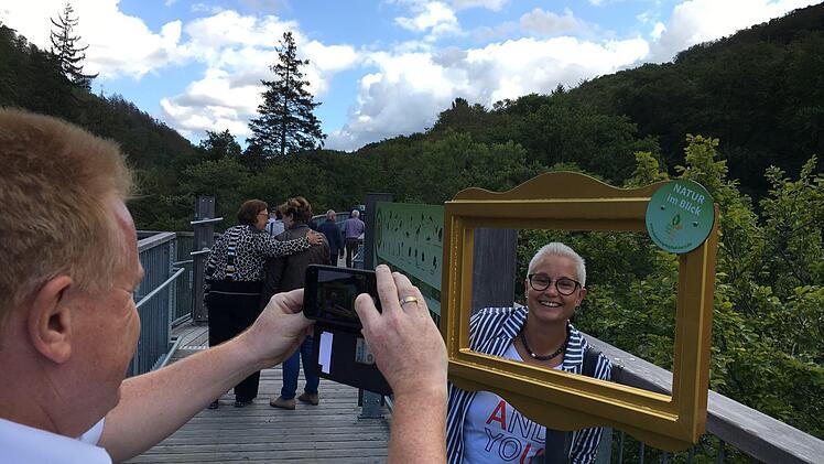 Der Maßbacher Bürgermeister Matthias Klement lichtet seine Frau Kerstin auf dem Baumwipfelpfad ab.