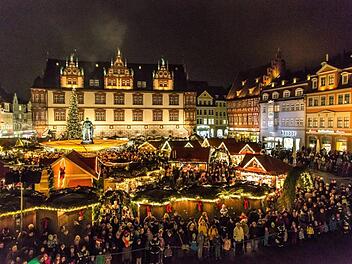 2016 entstand diese Aufnahme vom Weihnachtsmarkt. Vorm Rathaus warten die Zuschauer gespannt auf den Auftritt des Christkinds. Foto: Victoria Wlaka