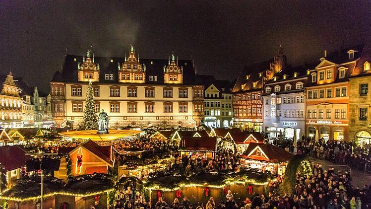 2016 entstand diese Aufnahme vom Weihnachtsmarkt. Vorm Rathaus warten die Zuschauer gespannt auf den Auftritt des Christkinds. Foto: Victoria Wlaka