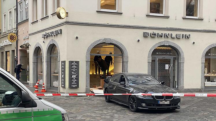 Einbrecher fahren mit Auto in Juweliergeschäft