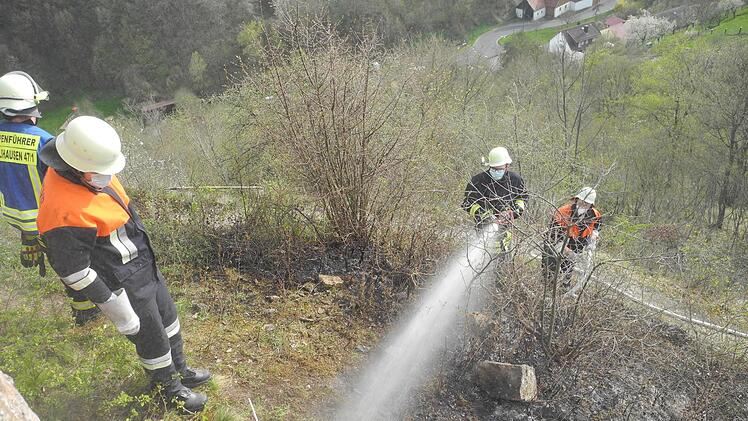 Zehn Quadratmeter Buschwerk brannten nieder.  Foto: Peter Seufert