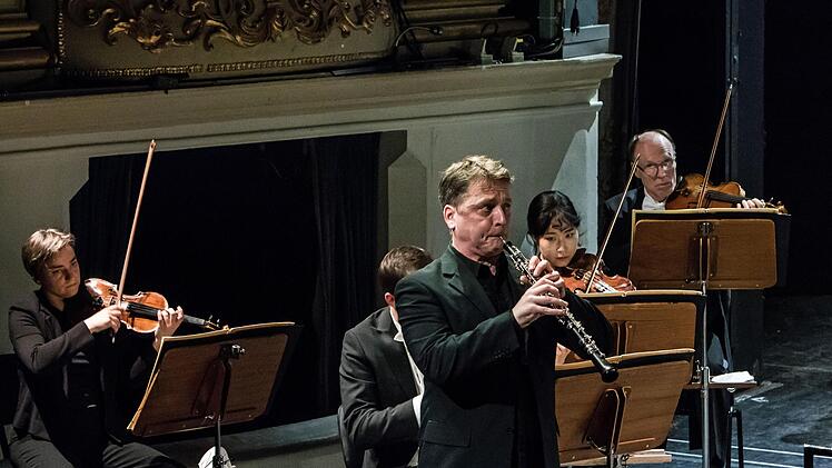 Bernhard Forster- Solo-Oboist des Landestheaters, beeindruckte mit Bohuslav Martinus Oboenkonzert.Foto: Jochen Berger