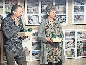 Tobias Niedenthal und Dr. Elke Puchtler halten ihren Vortrag in der Scheune des Kräutergartens.